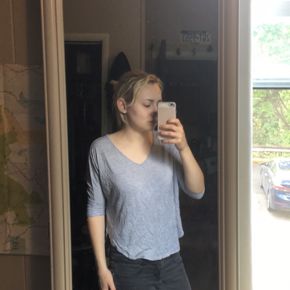 gray V neck 3/4' sleeve M